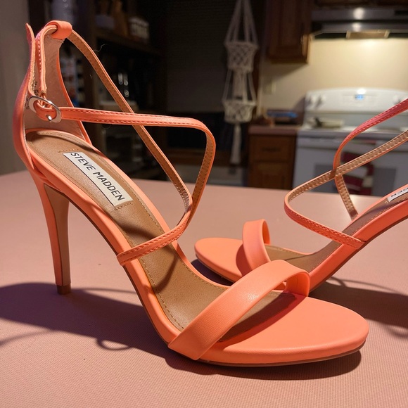 Beautiful Steve Madden Feliz Coral Heels. - Picture 1 of 6